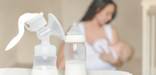 Allaitement mixte, alterner entre le sein et le lait industriel