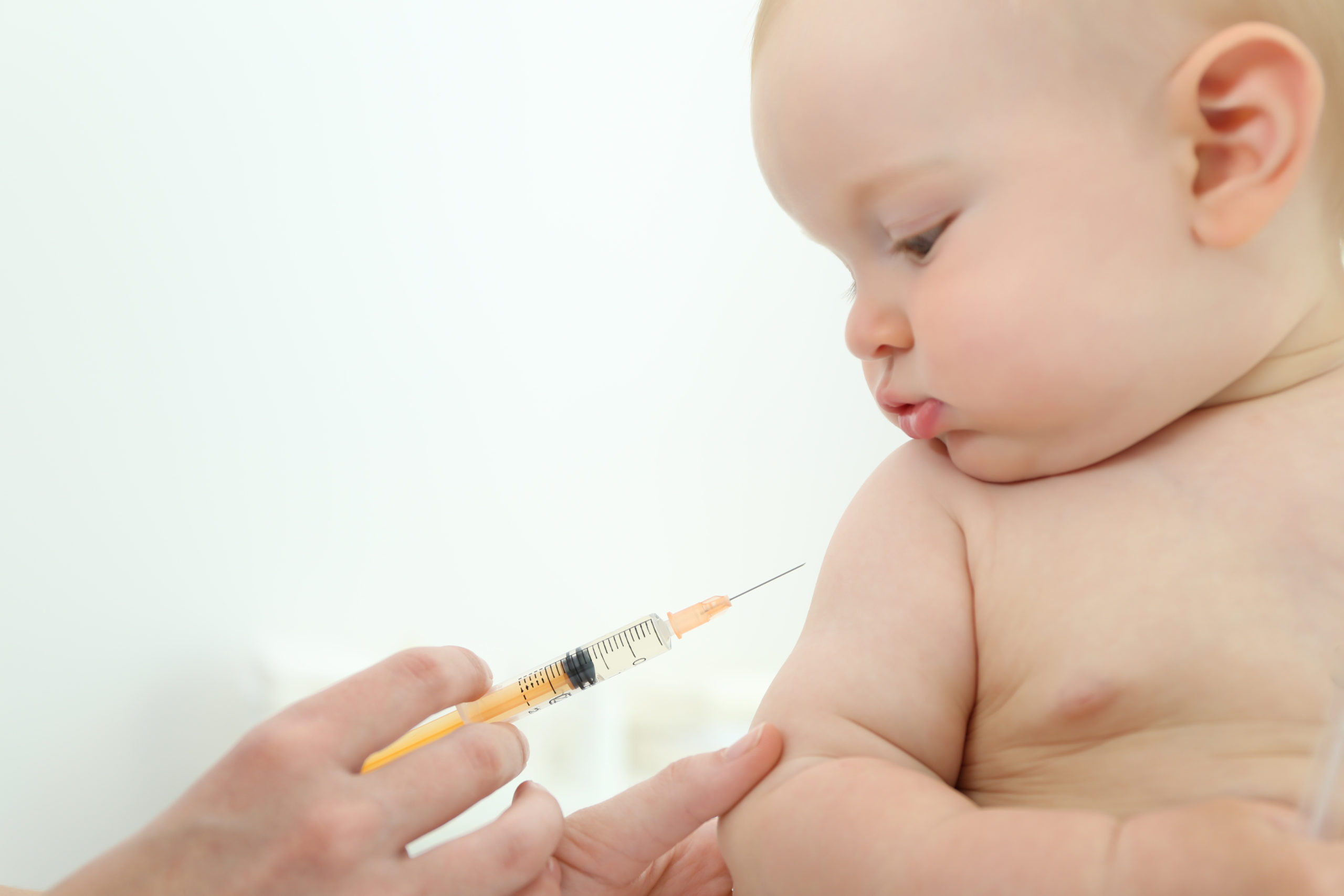 Акдс температура у ребенка. Вакцинация детей. Вакцинация новорожденных. Прививка маленькому ребенку. Уколы детям.