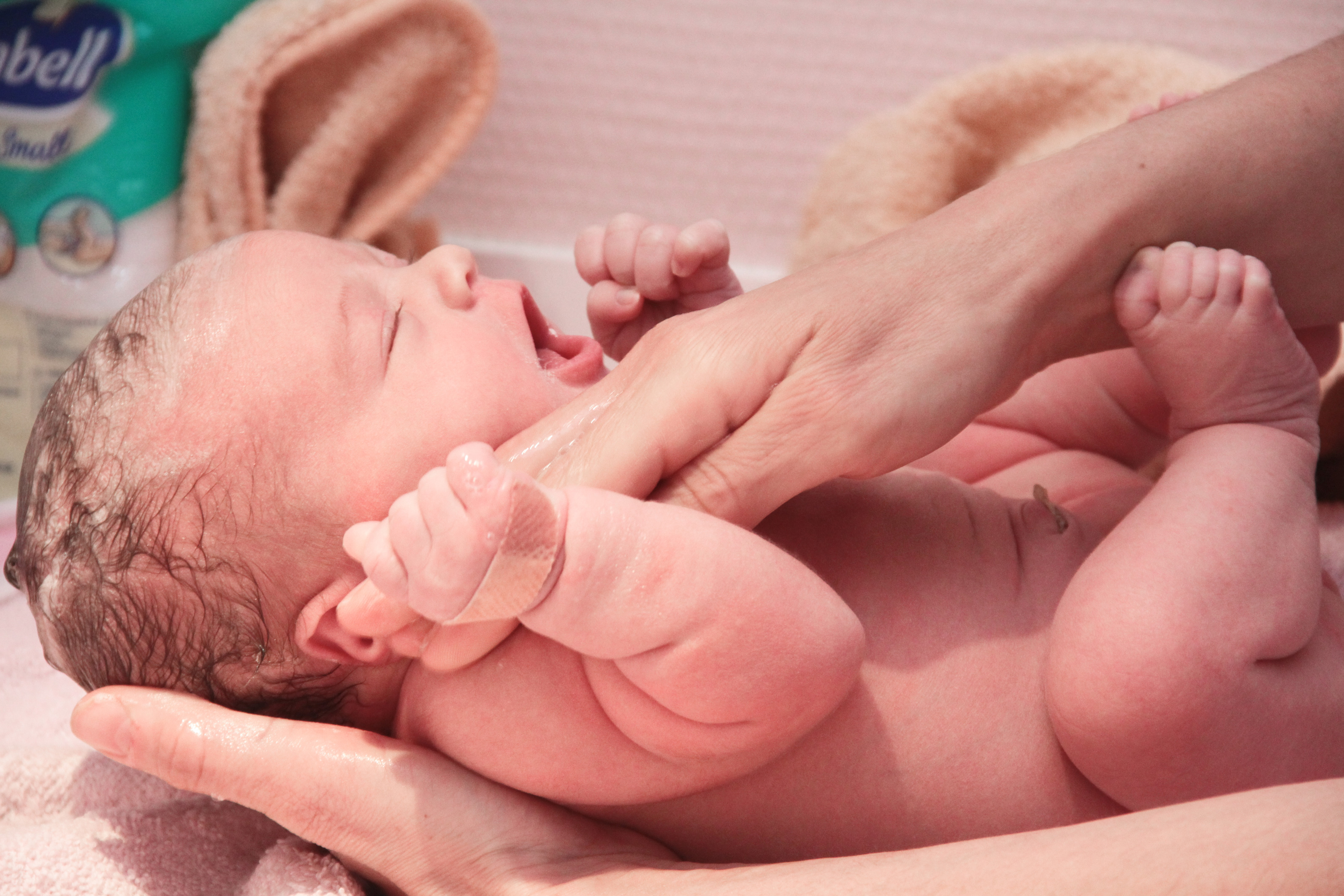 Couper les ongles de bébé : quand et comment procéder