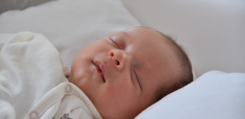 Le sommeil du bébé d'1 mois : évitez tous les pièges • Sommeil Bébé