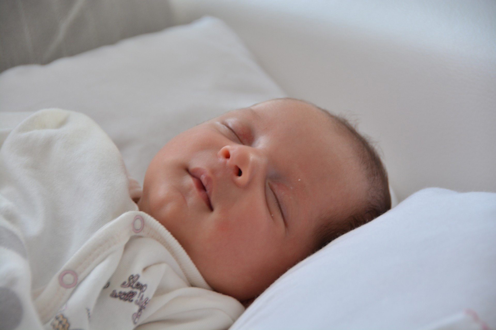 Bébé a 3 mois : son sommeil, son alimentation, les soins dont il a