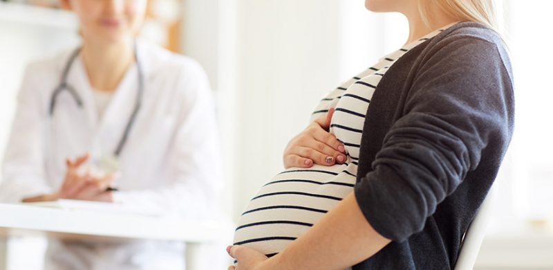 Femme enceinte en consultation médicale