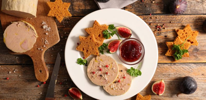 Assiette de foie gras avec des figues et du pain d'épices