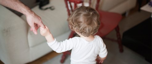 Premiers pas de bébé : comment l'aider à apprendre à marcher ? 