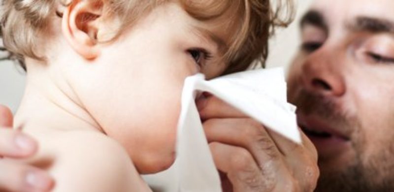 Le lavage de nez chez bébé : premier geste santé